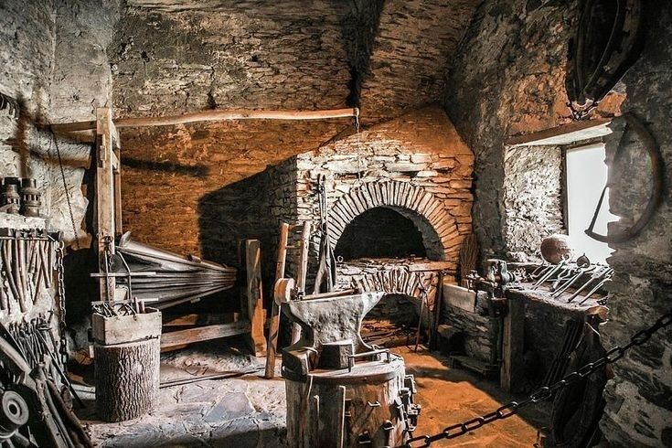 Historische Schmiedewerkstatt mit Esse, Amboss und Handwerkszeug