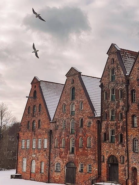 Historische Backsteinspeicher mit Staffelgiebeln unter grauem Himmel